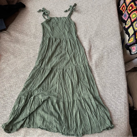 Green Sleeveless Maxi Dress with Tie Straps - Picture 2 of 6